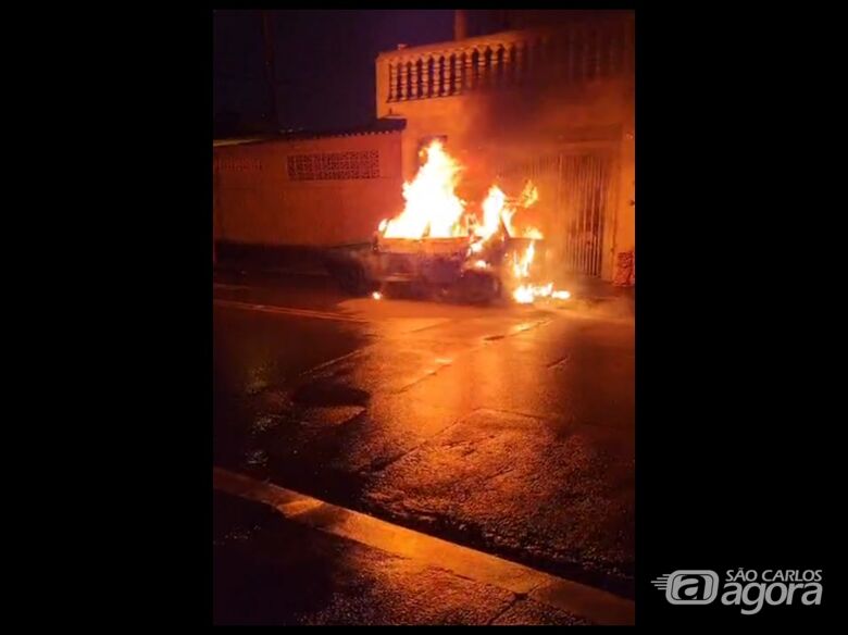 Carro de vítima de esfaqueamento é incendiado no Santa Maria; veja vídeo - 