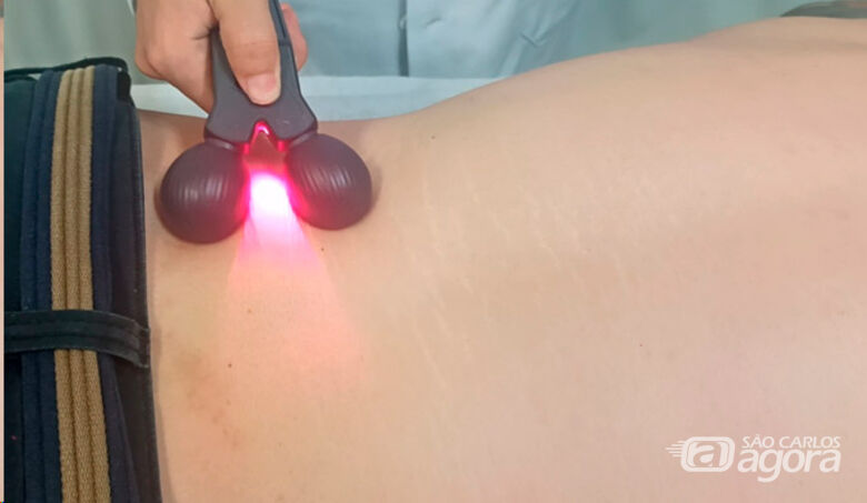 Tratamento de dores nas costas com Laser Roller - Crédito: divulgação