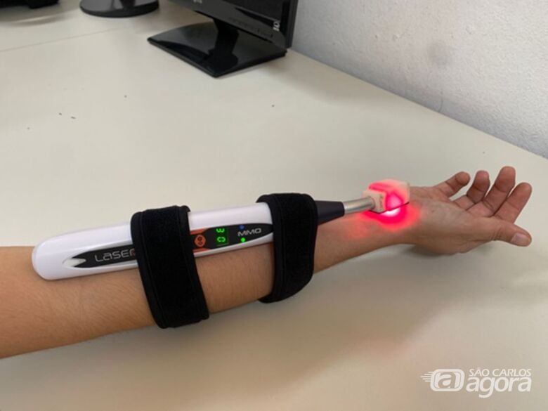 Laserterapia aplicada de forma transcutânea na região do punho para tratar o sangue.  - Crédito: divulgação0