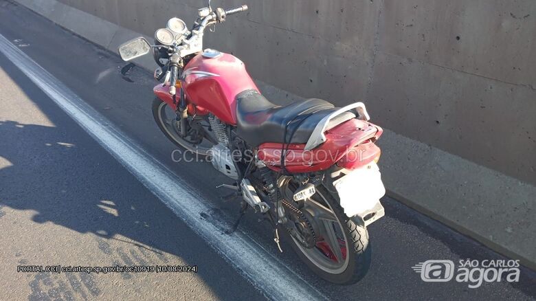 Motociclista é atropelado por ônibus após bater em carro que freou bruscamente em radar - 