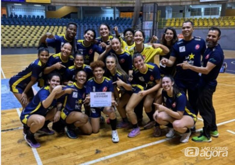 Equipe são-carlense comemora a vitória e a premiação de Edjaneidy, a MVP da partida - Crédito: Divulgação