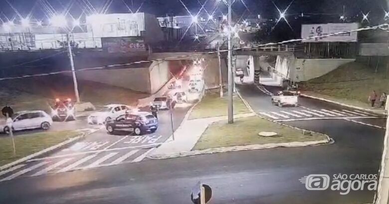 Câmera de monitoramento registrou moto furando bloqueio na Praça Itália; GM foi atropelado - 