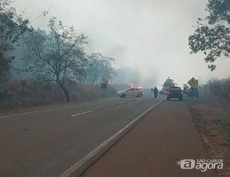 Fumaça provoca interdição da SP-215 em Dourado - Crédito: Whatsapp SCA