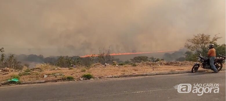 Incêndio devora área de mata na região do Planalto Verde - Crédito: Whatsapp SCA