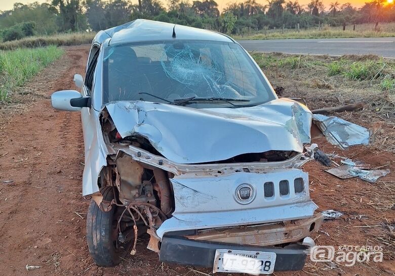 Fiat Uno é encontrado com marcas de capotamento em estrada rural de São Carlos - 