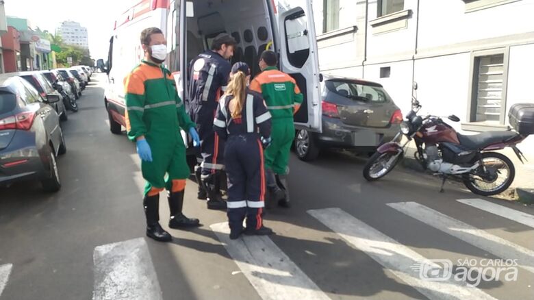 Motociclista é socorrido para ser encaminhado à Santa Casa - Crédito: Maycon Maximino