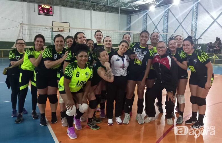 Jogadoras do Fênix comemoram vitória e liderança da Copa AVS/Smec - Crédito: Divulgação