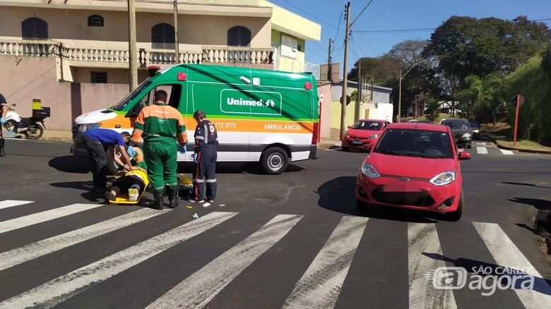 Vítima é socorrida: ferida, foi encaminhada à Santa Casa - Crédito: Maycon Maximino