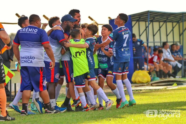 Lobinhos comemoram gol: pequena alcateia vibra no Luisão - Crédito: Jhonatan Celestino