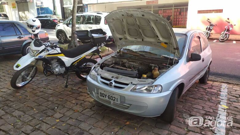 Carro furtado estava estacionado incorretamente no centro de São Carlos - Crédito: Maycon Maximino