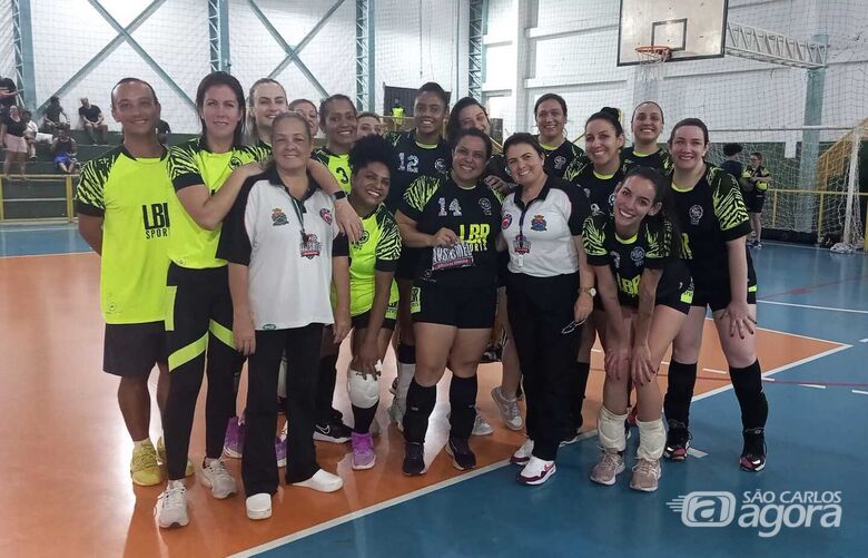 Jogadoras do Fênix comemoram a conquista da vitória - Crédito: Divulgação