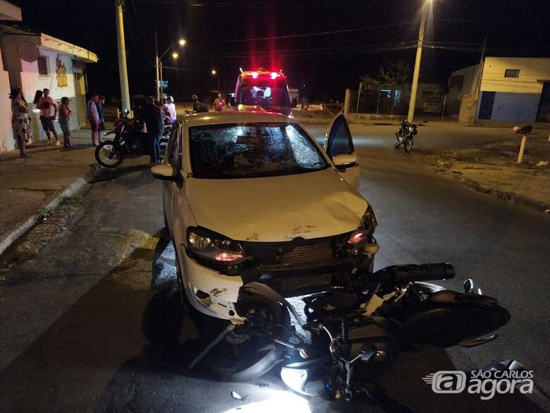 Carro ficou com a frente destruída e arrastou a moto por 20 metros - Crédito: Maycon Maximino