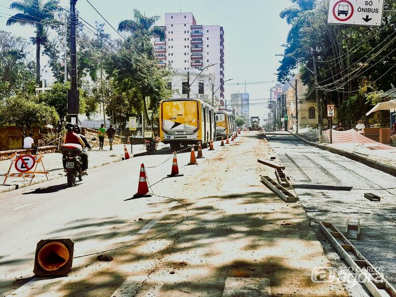 Obra de troca do pavimento dos corredores de ônibus avança na Avenida São Carlos - Crédito: Divulgação