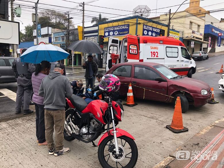 Motociclista se fere em colisão após ser "fechada" - Crédito: Gabriel Henrique