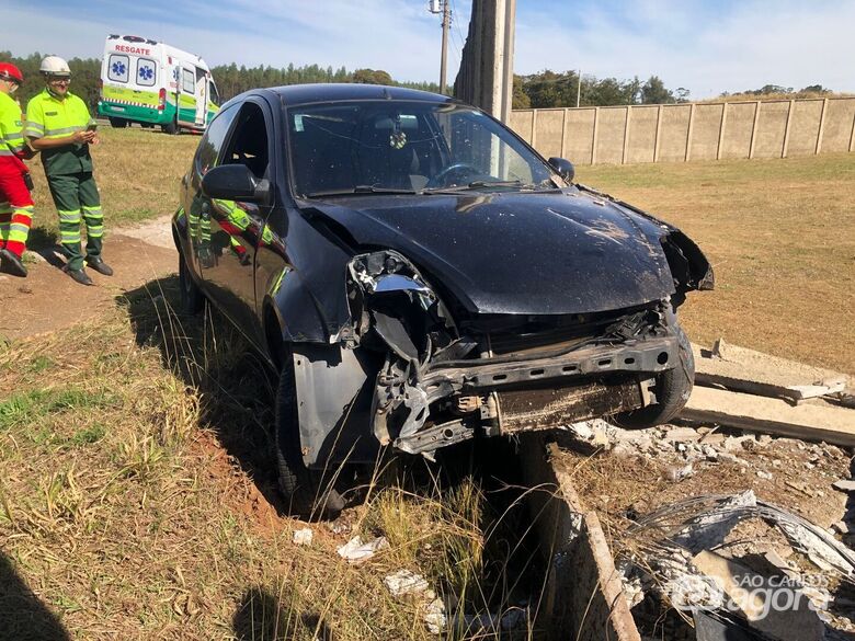 Motorista perde o controle de carro e bate em muro de empresa - Crédito: Gabriel Henrique