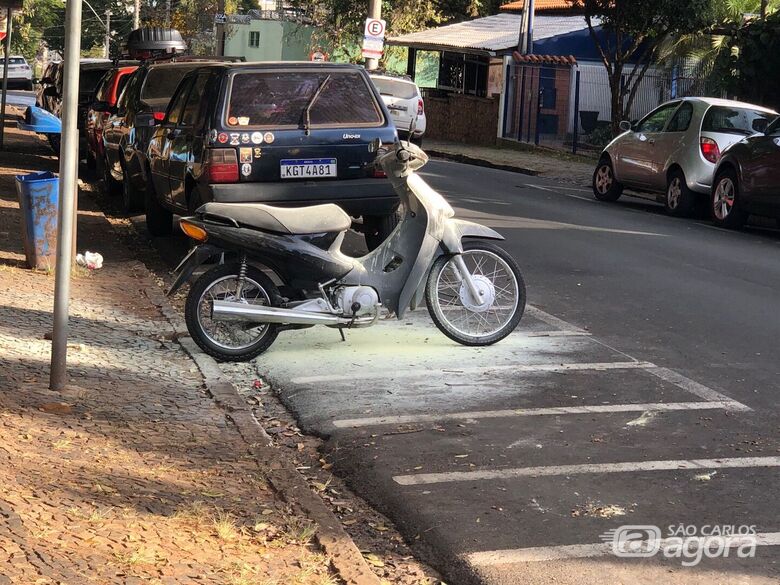 Moto pega fogo no centro de São Carlos - Crédito: Gabriel Henrique