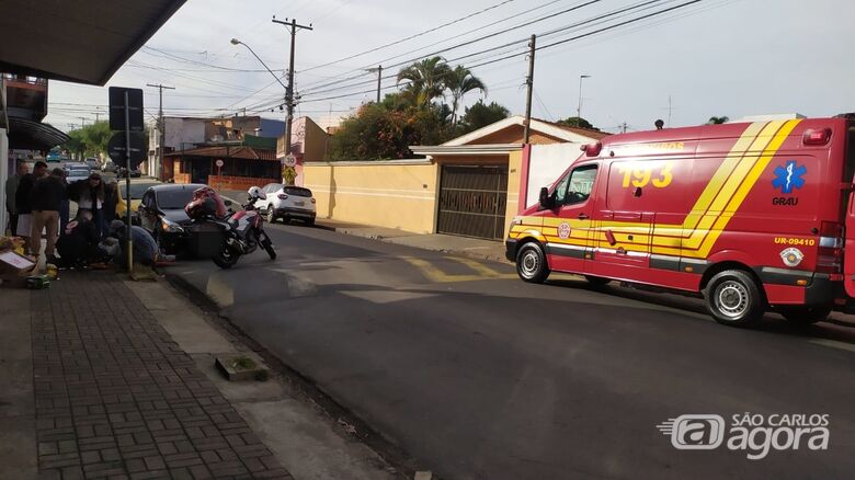 Vítima sendo socorrida: com ferimentos, encaminhada à Santa Casa - Crédito: Maycon Maximino