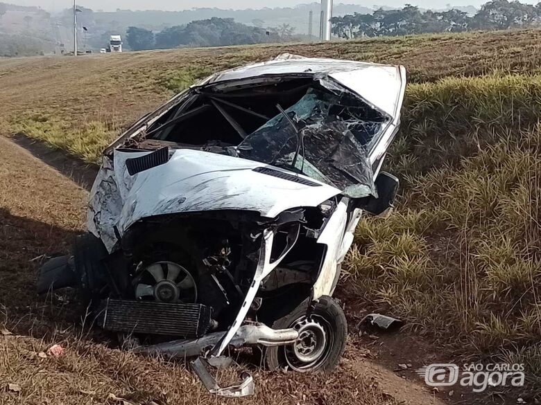 Van ficou destruída após o acidente na SP-310 - Crédito: Alex Gasoni/Fala Matão