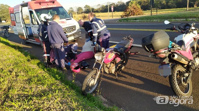 Uma das vítimas sendo socorridas após o acidente na SP-215 - Crédito: Maycon Maximino