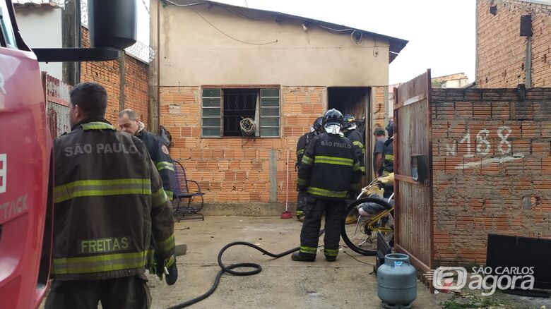 Bombeiros no combate ao incêndio em casa no Santa Angelina - Crédito: Maycon Maximino