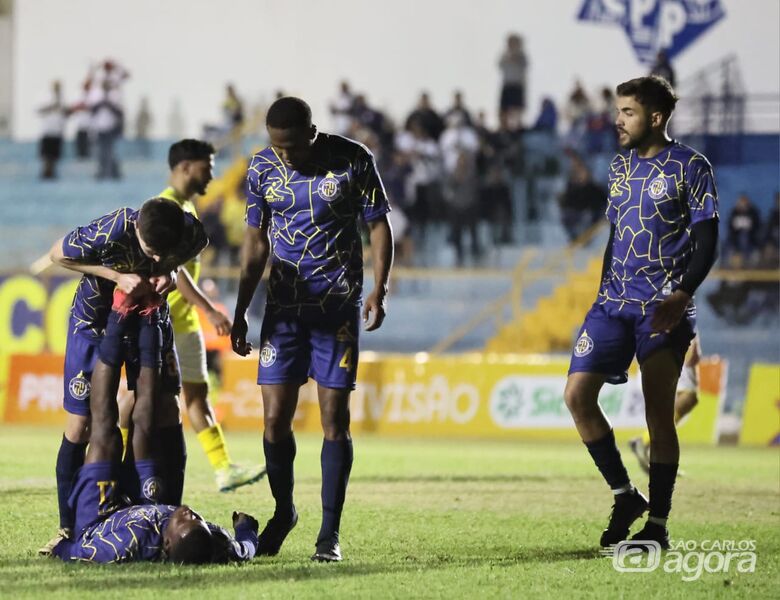 Situação triste: sem poder de reação, São Carlos fica na fila na Bezinha - Crédito: Delma Gonçalves