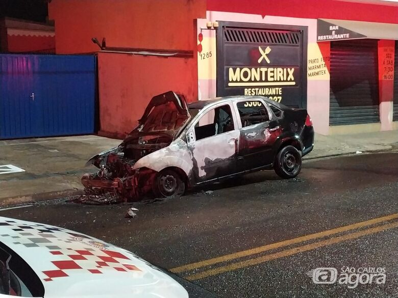 Carro é destruído por incêndio no Jardim Brasil - Crédito: Maycon Maximino