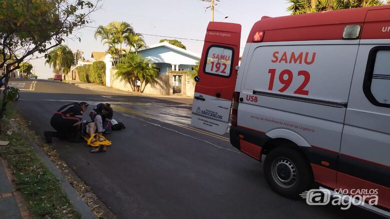 Com trauma no joelho, vítima recebe primeiros atendimentos - Crédito: Maycon Maximino