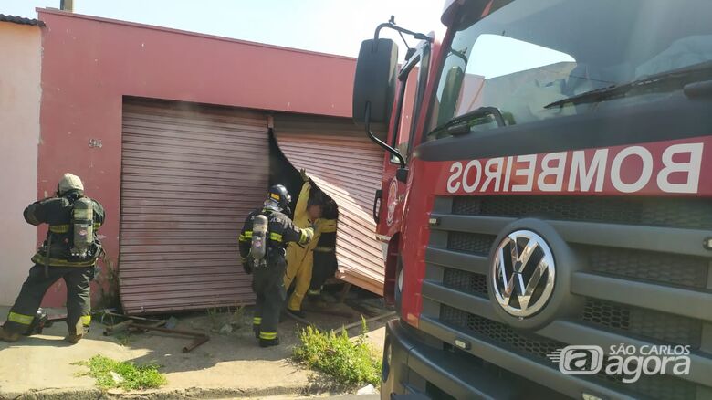 Bombeiros arrombaram uma porta para ter acesso ao interior do imóvel - Crédito: Maycon Maximino