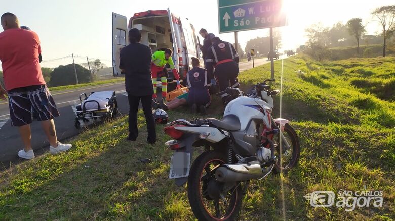 Socorristas atendem motociclistas: encaminhado à Santa Casa - Crédito: Maycon Maximino