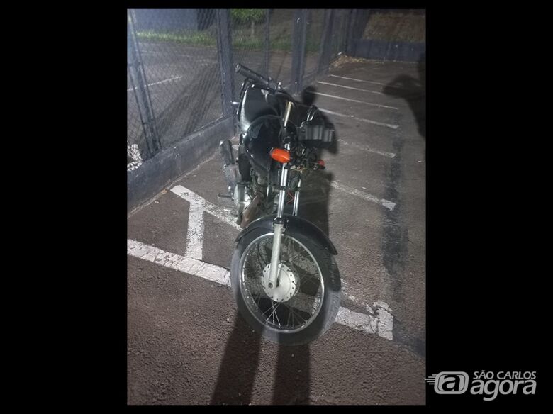 Moto furtada é localizada com jovem na Vila Vista Alegre - 