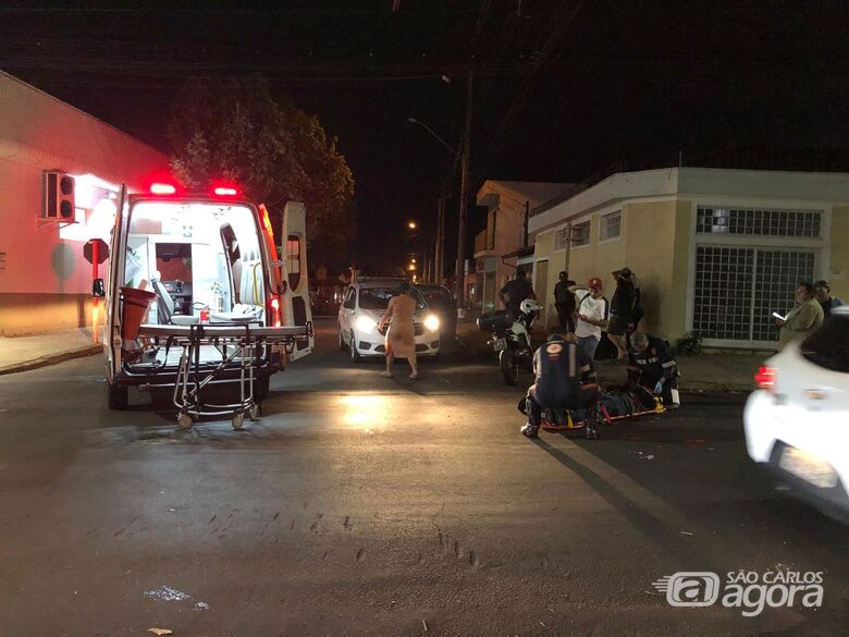 Motociclista atinge ciclista e os dois ficam feridos - Crédito: Gabriel Henrique