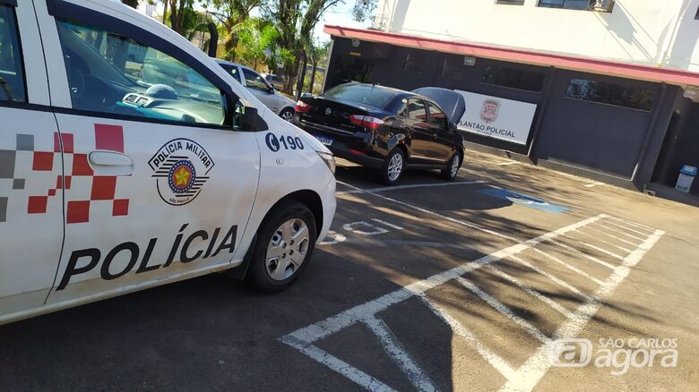 Carro furtado foi apreendido pela PM - Crédito: Maycon Maximino