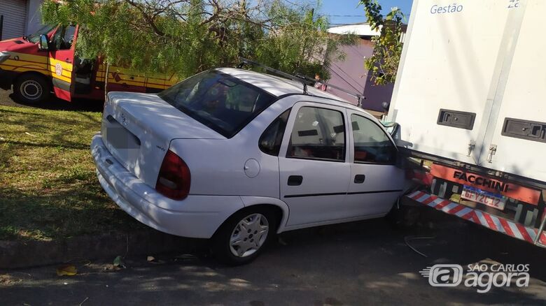 Corsa foi parar embaixo do caminhão - Crédito: Maycon Maximino