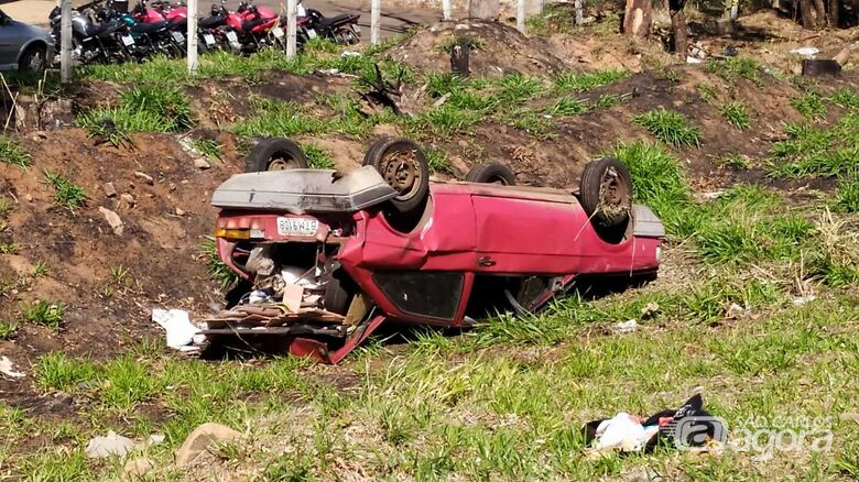 Gol capotou após colisão traseira: motorista ficou ferido - Crédito: Maycon Maximino