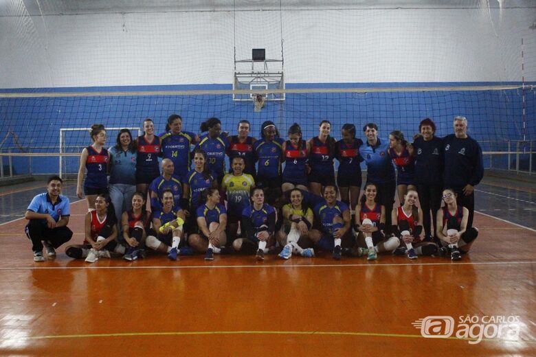 Equipes adulta e sub21 da AVS/Smec se confraternizam antes da partida: duas gerações em um único projeto esportivo - Crédito: Zé_Photografy