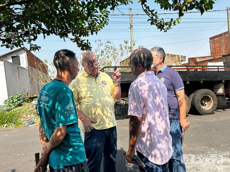 Em caminhada pelo bairro, Newton Lima diz que vai implantar o Expresso Aracy - Crédito: divulgação