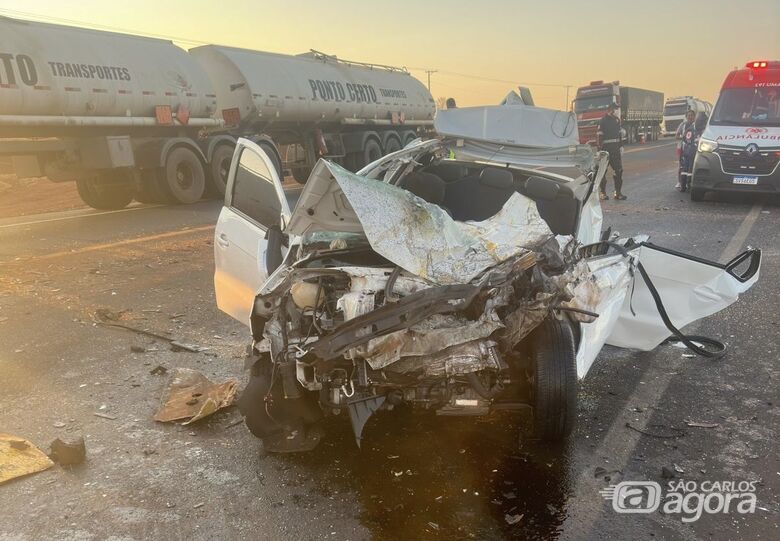 Carro ficou destruído  - Crédito: Divulgação 