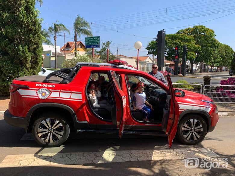 Alunos da E.M. Bruna Esposito recebem visita do Corpo de Bombeiros - 