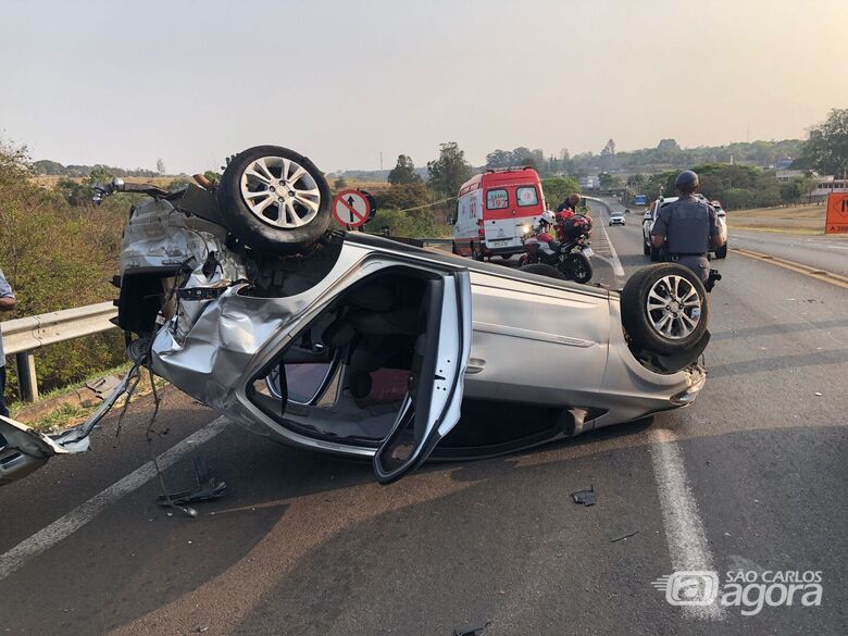 Carro de aplicativo capota após ser atingido por BMW em Sâo Carlos - Crédito: Gabriel Henrique