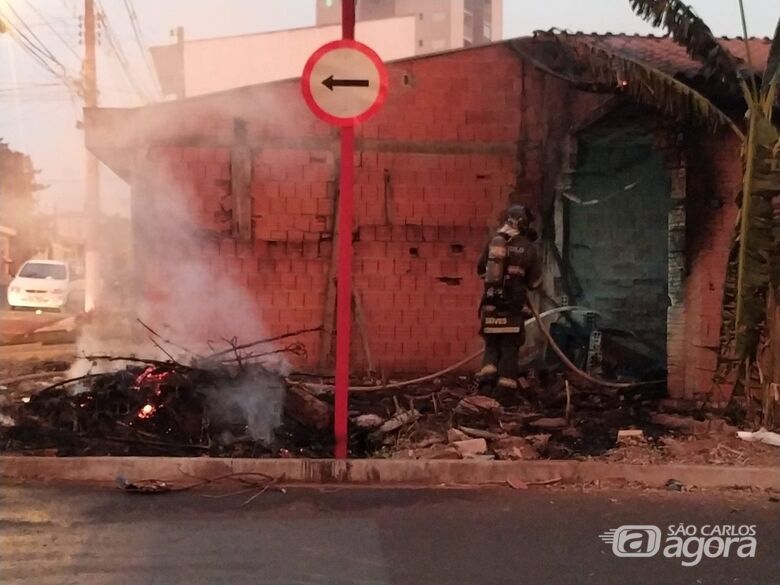 Bombeiros combatem incêndio em residência no Paulistano  - Crédito: Maycon Maximino