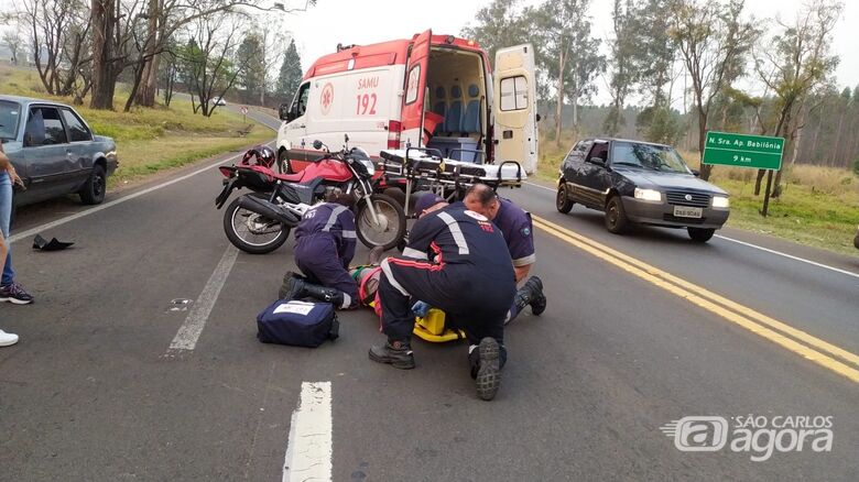 Acidente deixa motociclista ferida na SP-215 - Crédito: Maycon Maximino 