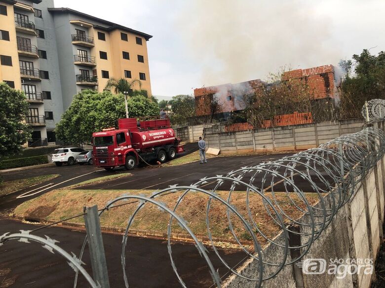 Bombeiros combatem incêndio em prédio abandonado no Jardim Gibertoni - Crédito: Gabriel Henrique