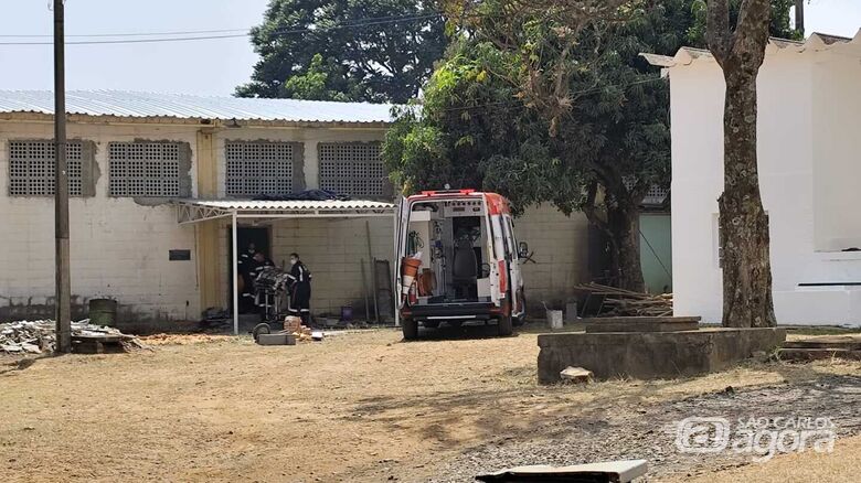 Vítima sendo socorrida pelo Samu - Crédito: Maycon Maximino