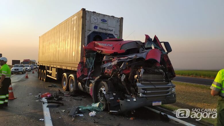 Cabine da carreta ficou destruída  - Crédito: Maycon Maximino