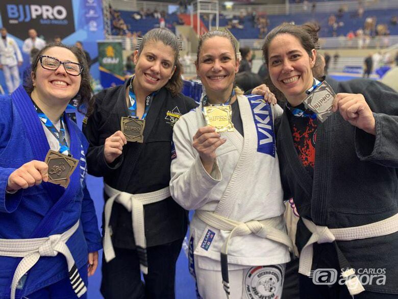 Luana, primeira à direita, exibe com orgulho a medalha de prata conquistada no torneio - Crédito: Divulgação