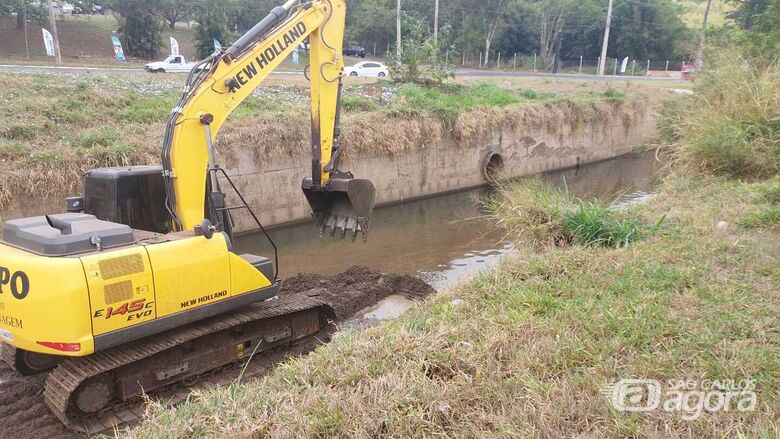 SAAE faz limpeza e desassoreamento na rotatória do Cristo - 