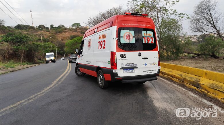 Moto derrapa em areia e casal fica ferido na "serra do Aracy" - Crédito: Maycon Maximino 