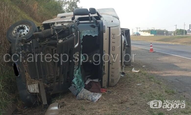 Carreta tomba na Washington Luís e motorista fica ferido - 