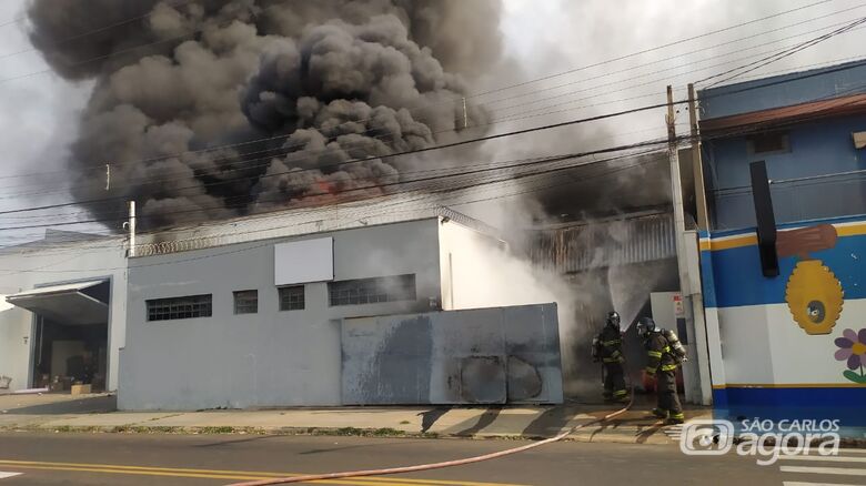 Incêndio em barracão assustou a população - Crédito: Maycon Maximino