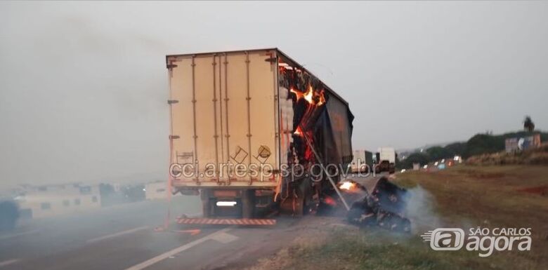 Incêndio em carreta causa congestionamento na Washington Luís - 